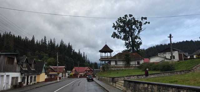 Piațetă în Borsec, cu foișor de lemn