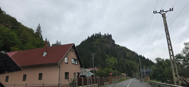 Stâncă deasupra unui sat, lângă Toplița